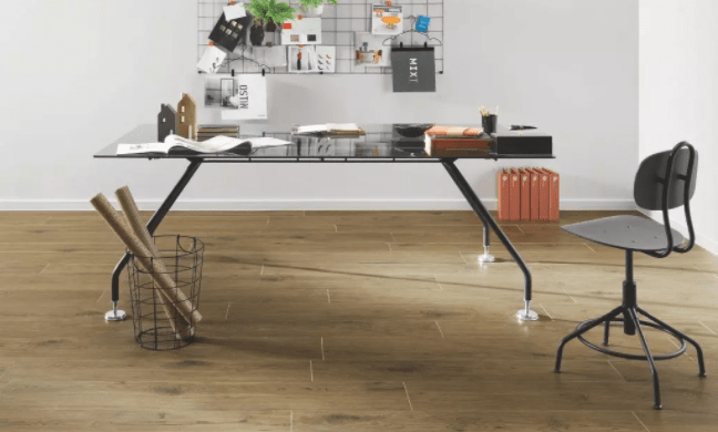 carrelage imitation parquet dans un bureau