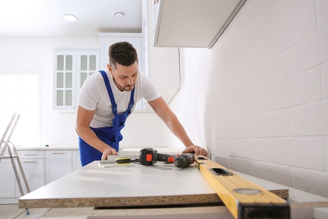 Travaux de réfection du plan de travail d'une cuisine