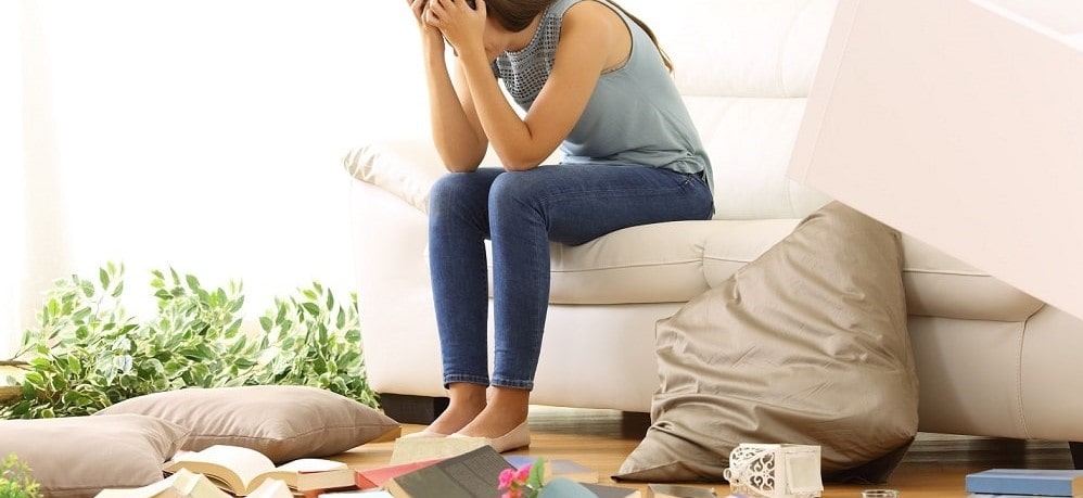 Femme désespérée suite au cambriolage d'un logement non sécurisé