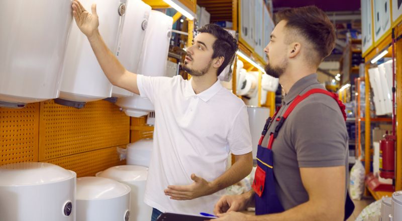 homme dans un magasin regardant les chauffe eau modernes