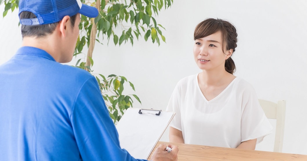 Professionnel réalisant un diagnostic et d'un devis