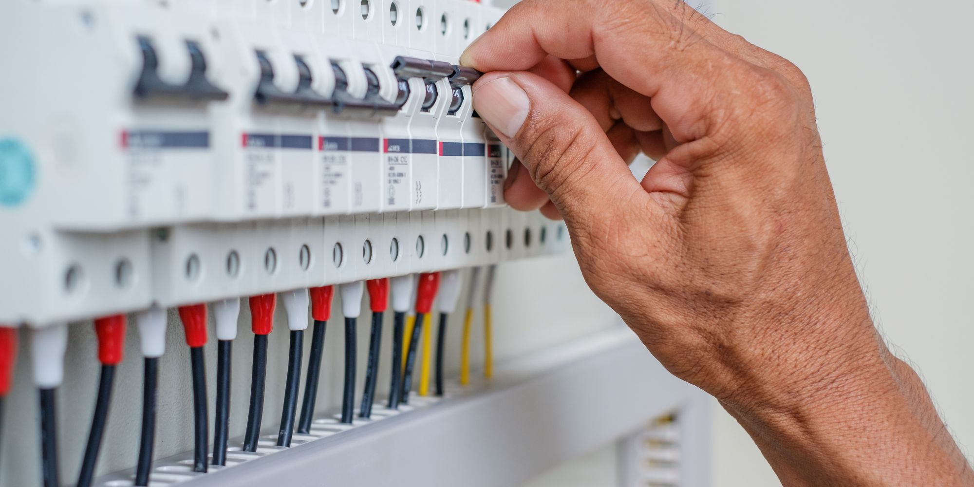 disjoncteur enclenché sur le tableau électrique mais pas de courant