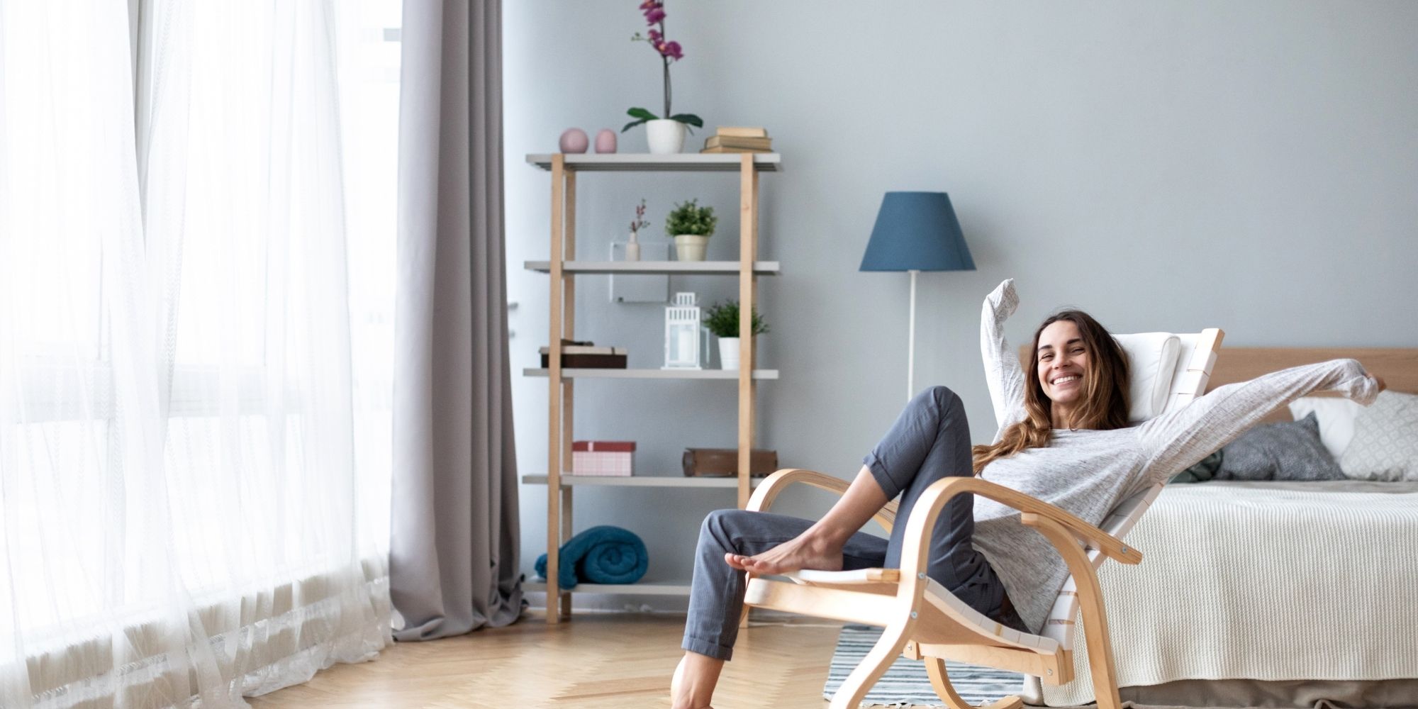 femme heureuse dans son logement