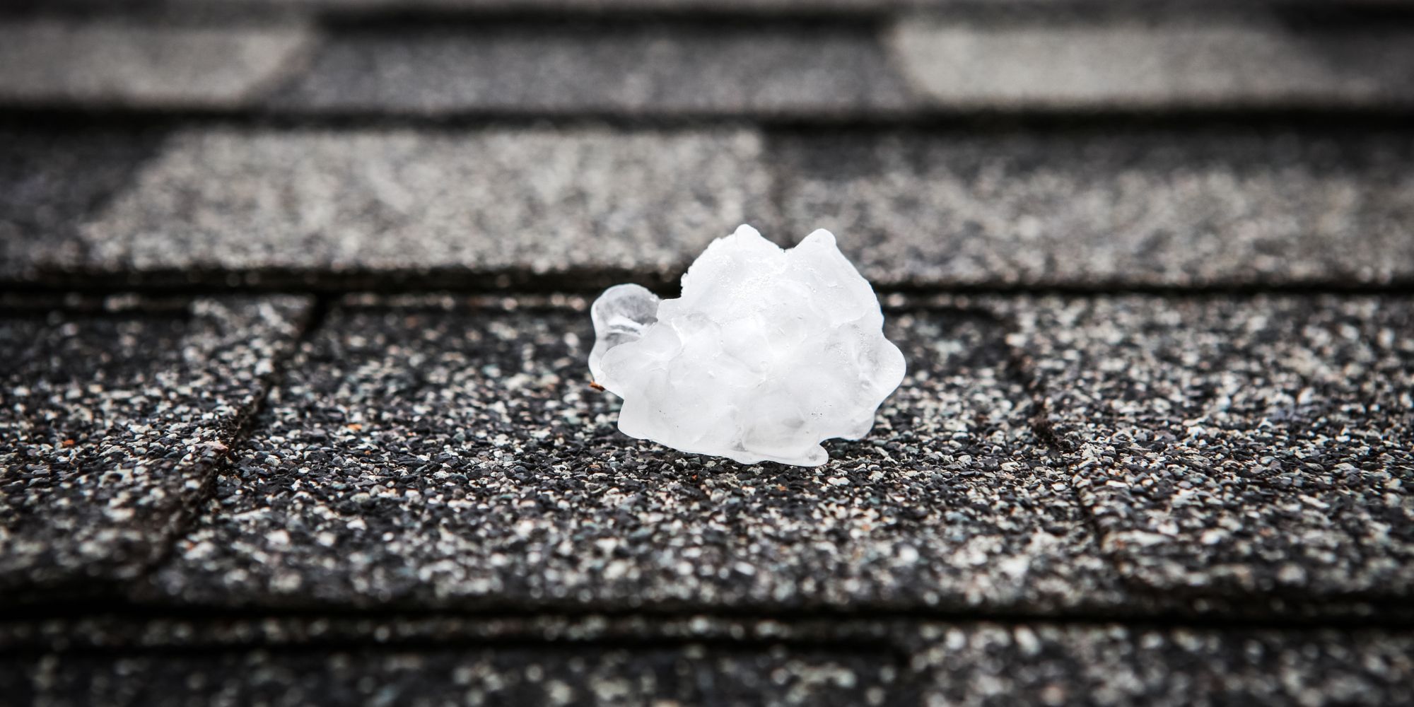 dégâts de la grêle sur la maison ou un balcon