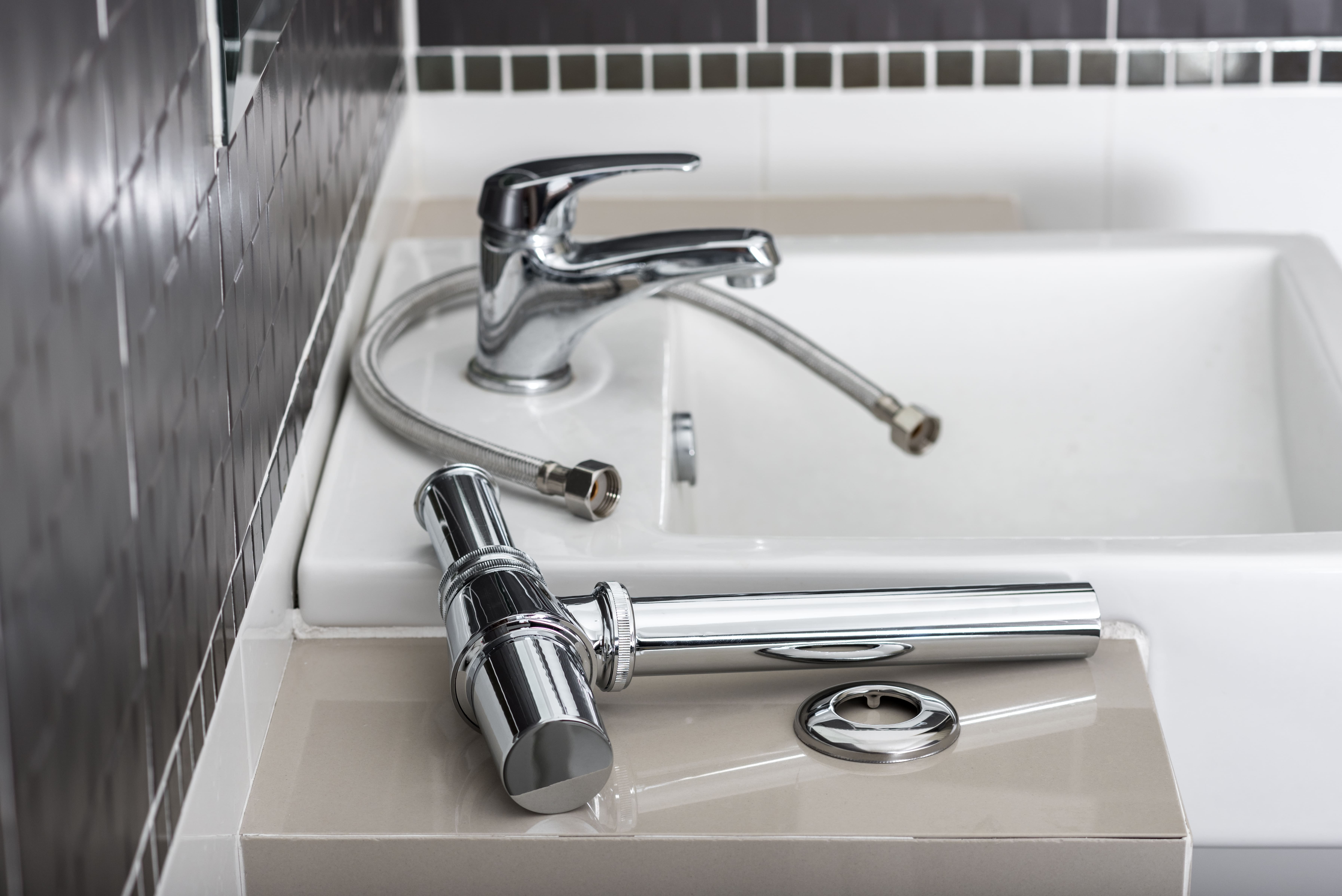 Montage d'un lavabo dans une salle de bain