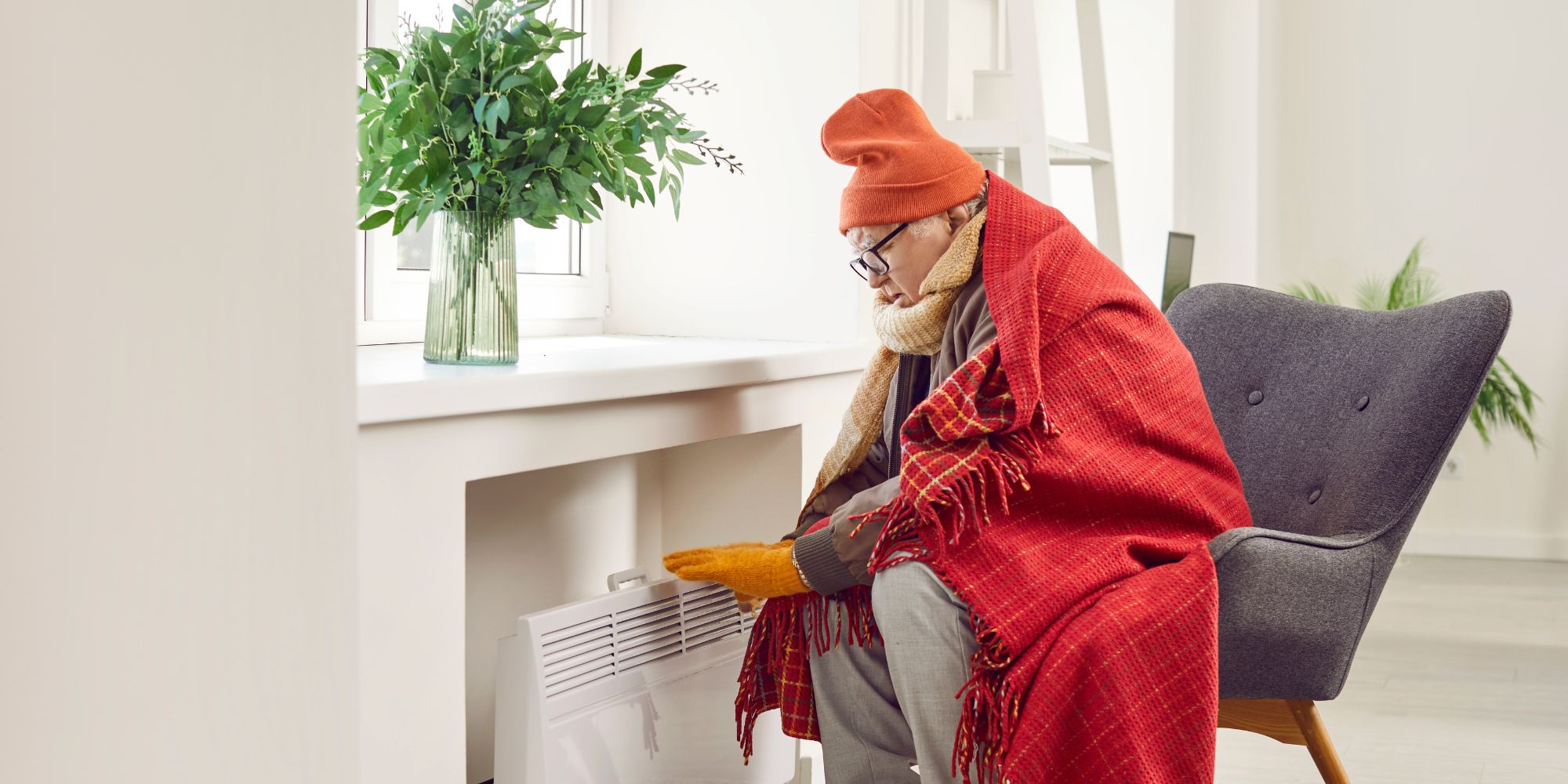 Personne âgée dont le radiateur électrique ne fonctionne pas