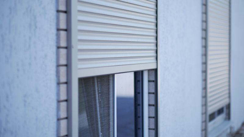 gros plan sur fenetres avec volet roulant semi ferme