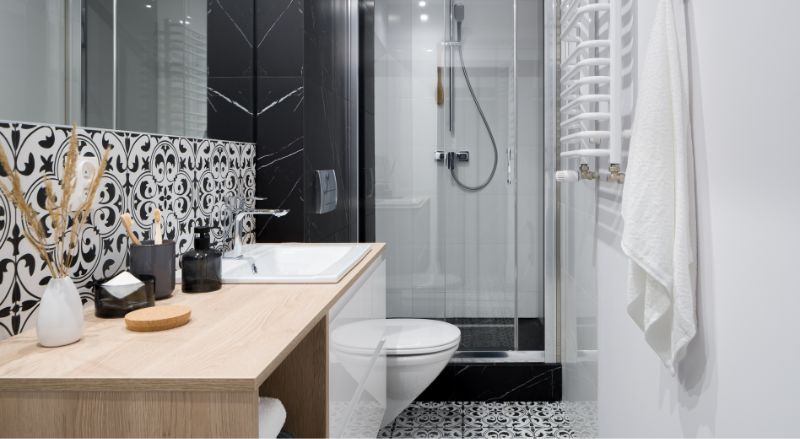 agencement d une salle de bain en couloir resultat tendance  avec une douche du marbre noir et des carreaux de ciment