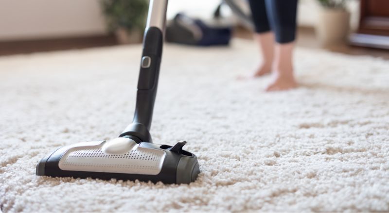 aspirateur sur une moquette 