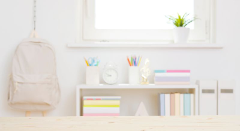 bureau enfant avec cartable suspendu a un crochet 