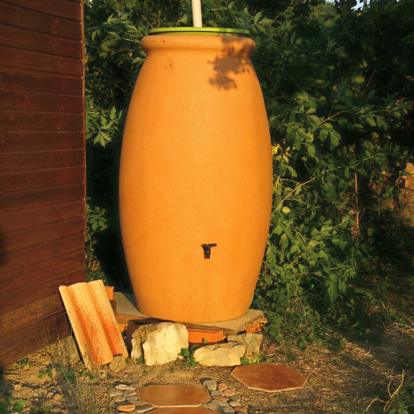 récupérateur d'eau peint en orange