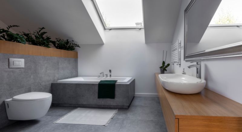 salle de bain moderne et renovee avec carrelage slim gris grand format