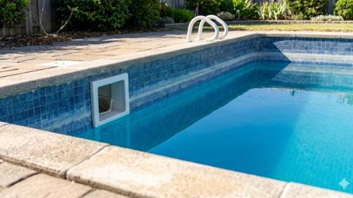 piscine avec niveau d'eau bas, pour illustrer la méthode de la stabilisation, utile pour trouver une fuite dans une piscine