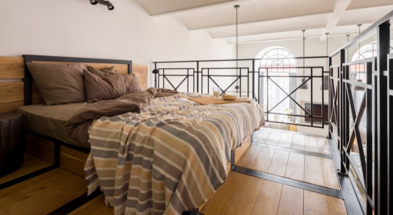 chambre mezzanine avec un lit double