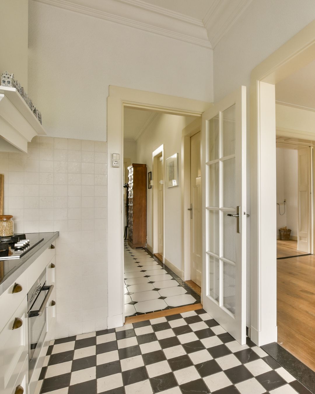 Carrelage en damier blanc et noir dans une cuisine