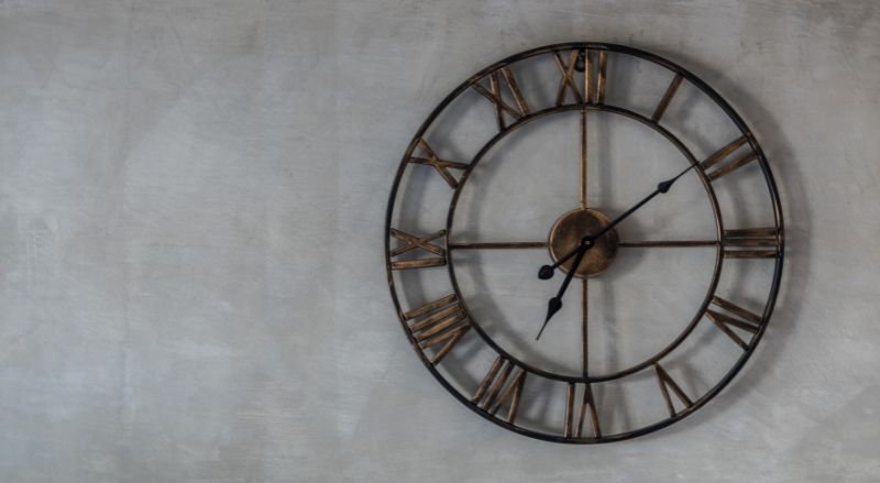 horloge déco vintage dans un logement de style industriel