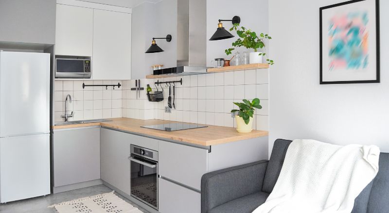 petit appartement dans les couleurs blanches et grises meubles dans le salon et le coin cuisine