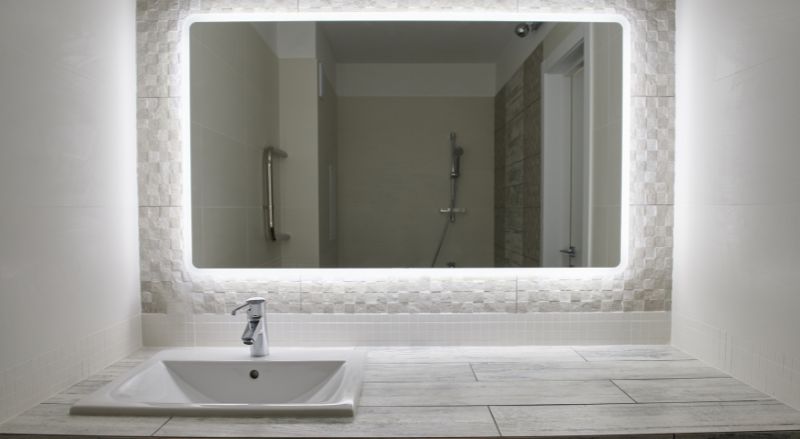 miroir format rectangle avec bandes led au dessus d une vasque dans une petite salle de bain rectangle de 4 m2  