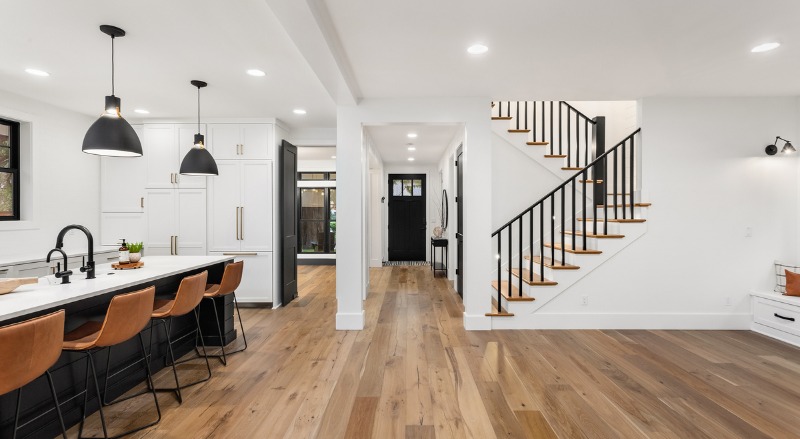 escalier tournant dans un salon