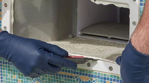 Réparation du joint de skimmer de piscine avec outil de précision – fuite localisée au niveau du joint