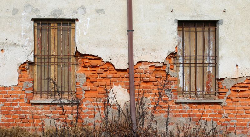 murs d une ancienne maison avec decollement tres fort de l enduit exterieur les effets a long terme de l infiltration d eau par le sol 