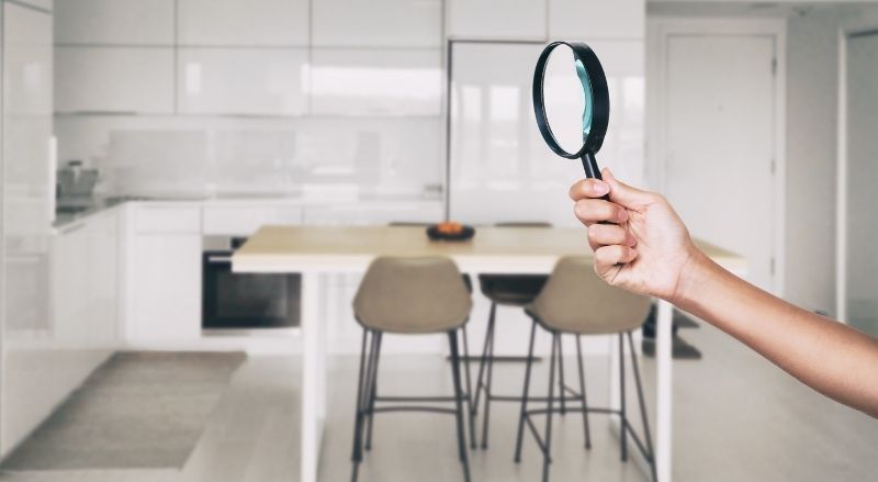 inspection de travaux à la loupe dans une cuisine