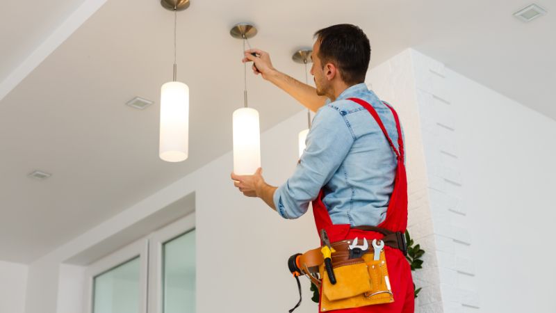 installation d'une lampe par un électricien