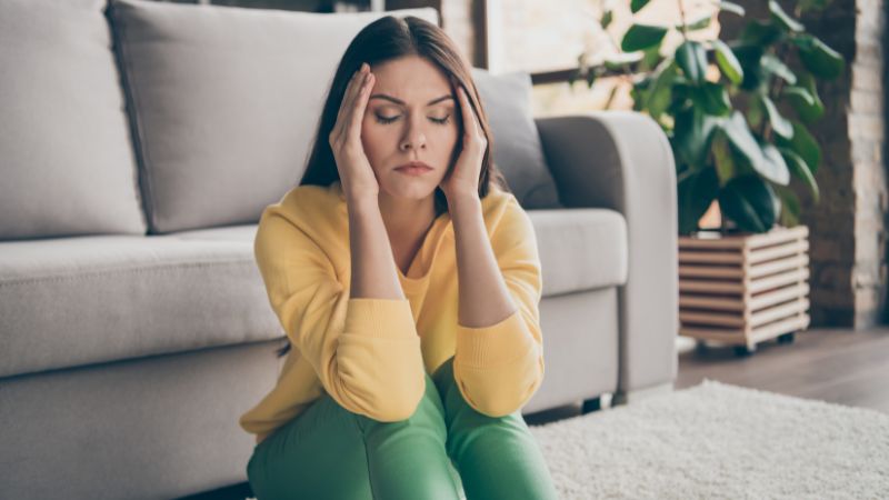 Jeune femme souffrant d'une migraine, pour illustrer les symptômes d'une intoxication au monoxyde de carbone.