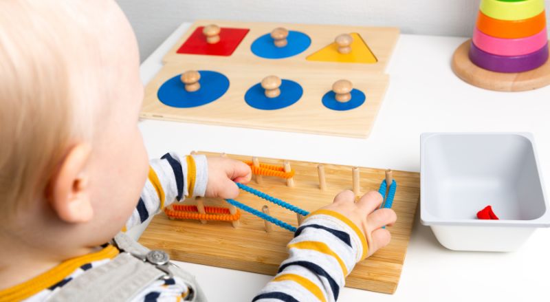 jouets en bois dans une chambre d'enfant montessori