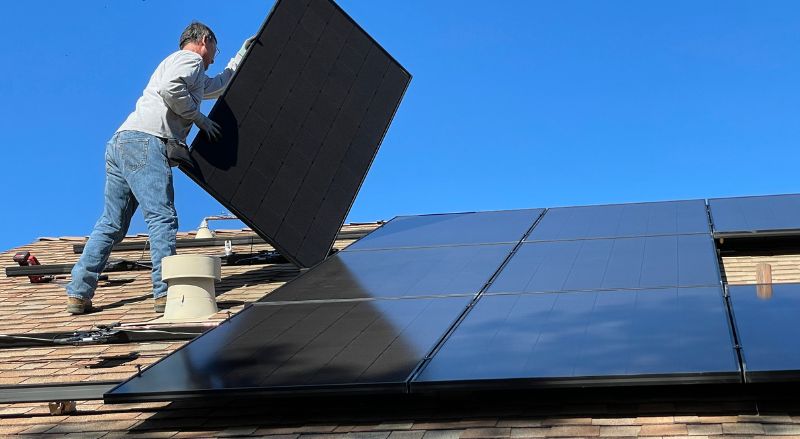 installation de panneaux solaires sur un toit