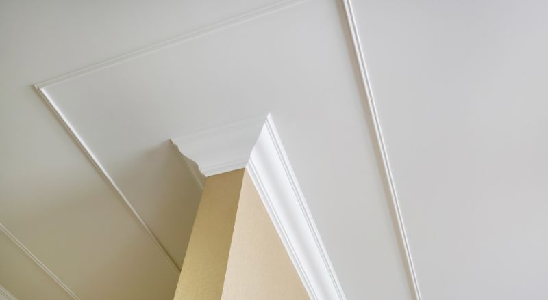 moulure fine et lineaire qui delimite geometriquement le plafond en plusieurs rectangles