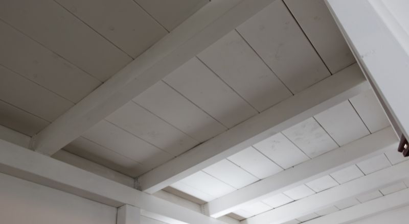 plafond en lambris peint en blanc