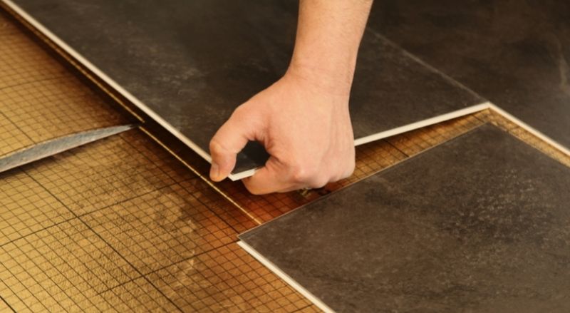 pose clipsée d'un parquet en pvc