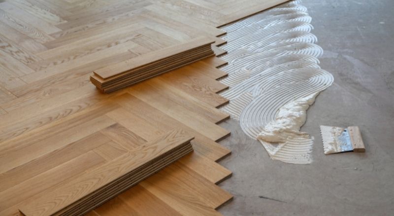 pose d'un parquet en chevrons