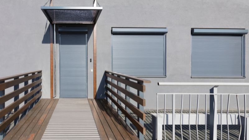 stores metalliques sur les portes et fenetres de la facade de la maison