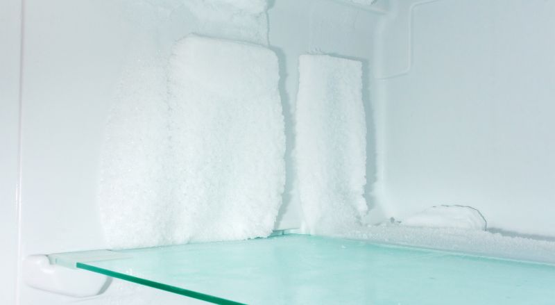 interieur du frigo avec couche de givre sur ses parois interieures