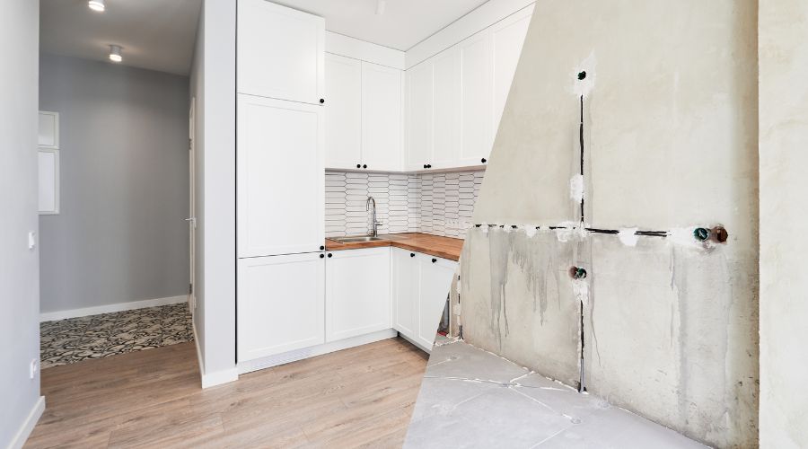 collage de photos d une maison avant et apres renovation comparaison de l ancienne et nouvelle cuisine avec parquet meubles de cuisine blanc et credence en carrelage blanc 