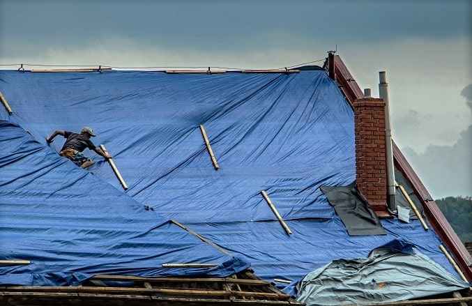 Rénovation énergétique toiture sous l'orage