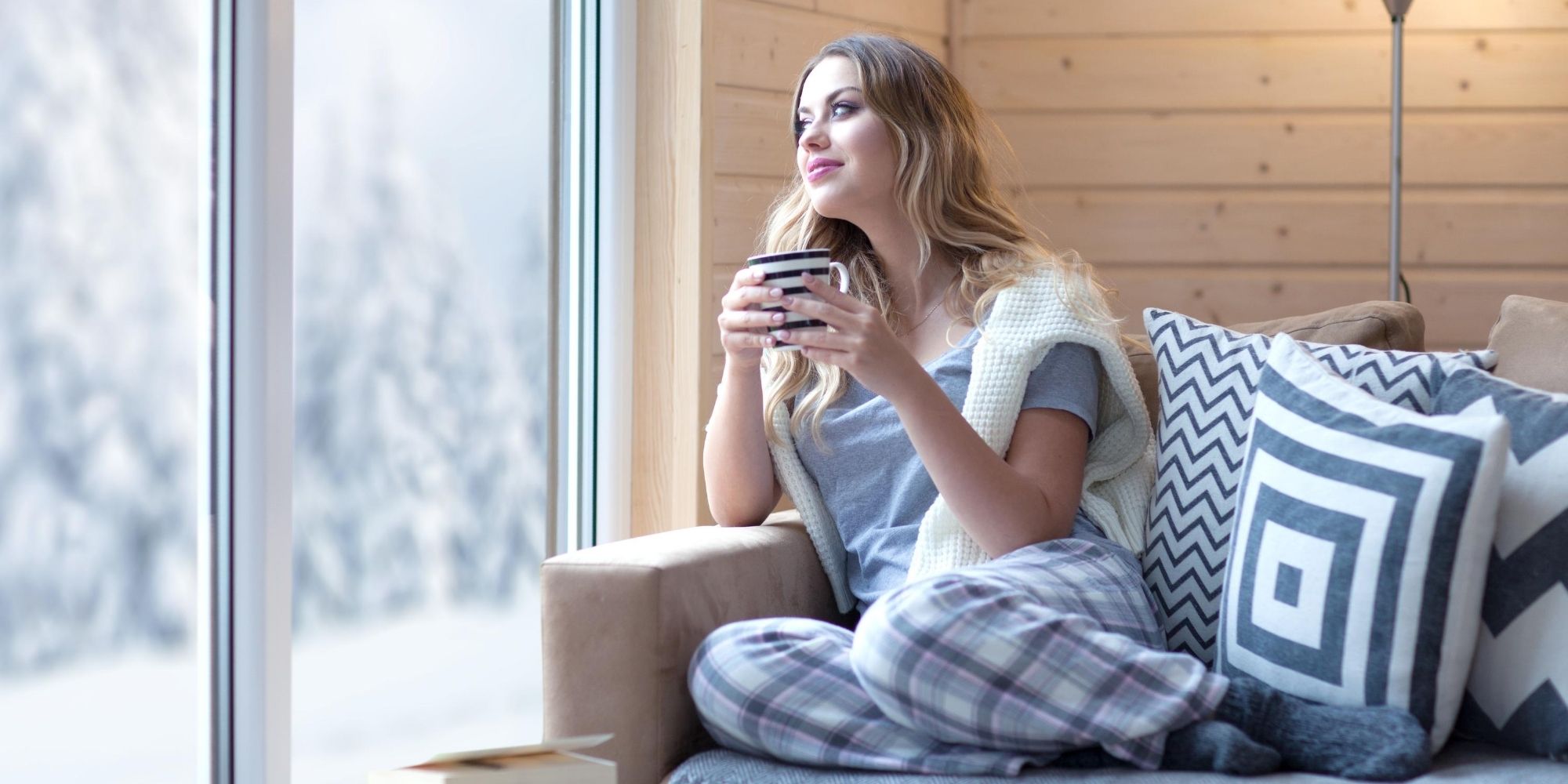 femme qui se relaxe dans son canapé