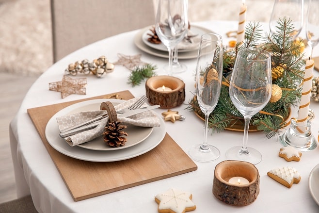 Table de Noël décorée façon champêtre