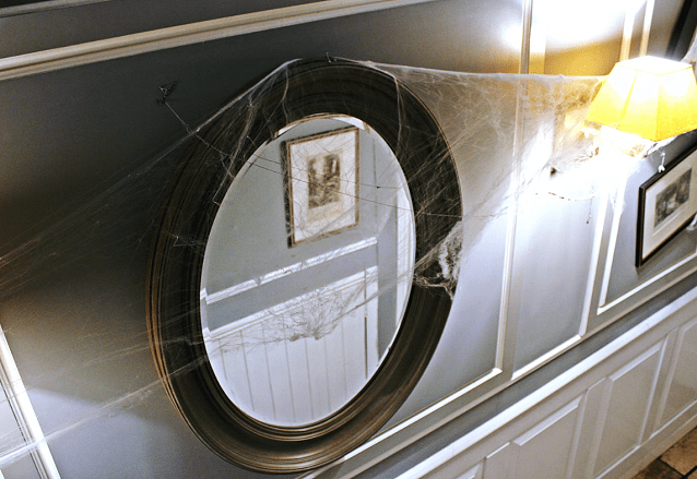 Toile d'araignée dans une maison hantée d'Halloween