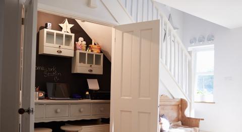 Bureau sous l'escalier