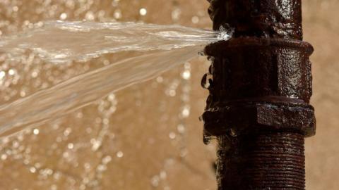 tuyau d eclatement rouille faisant jaillir de l eau a haute pression