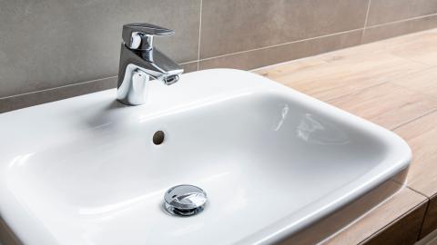 lavabo dans une salle de bain