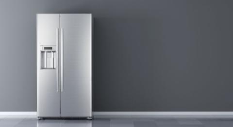 rendu 3d d un refrigerateur moderne en acier inoxydable seul dans un decor gris vide