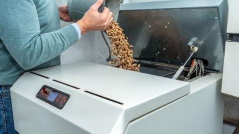 Remplissage de granulés dans une chaudière à granulés type ÖkoFEN Pellematic