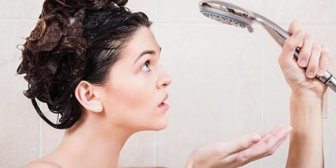 femme sous la douche qui n'a plus d'eau chaude