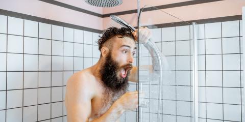 Personne qui prend sa douche et qui n'a plus d'eau chaude