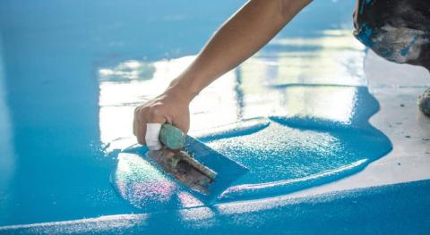 peinture époxy bleu sur un sol en béton