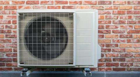 unite exterieure d une pompe a chaleur accrochee au mur.